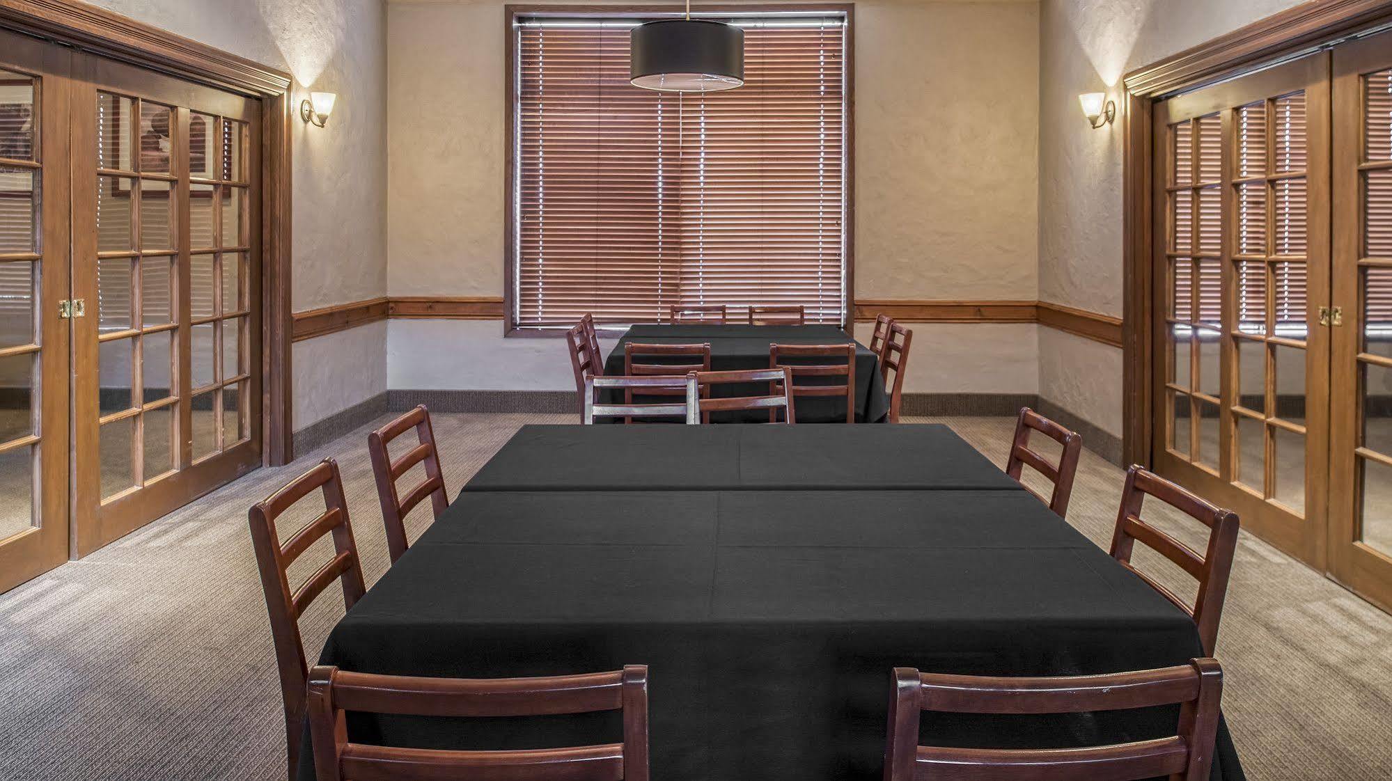 Four Points By Sheraton Edmonton South Esterno foto